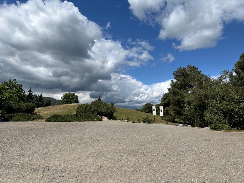Koningsgraven, Aigai: grafheuvel onder blauwe lucht met wolken