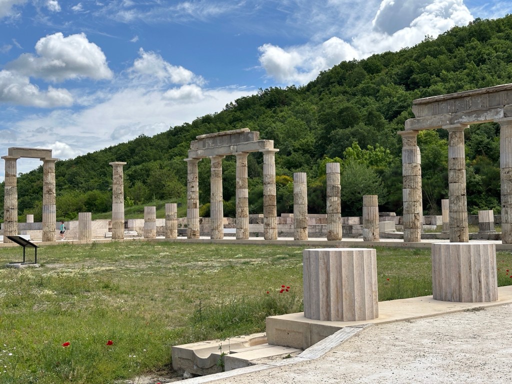 Paleis, Aegae: rechtopstaande zuilen tegen groene helling