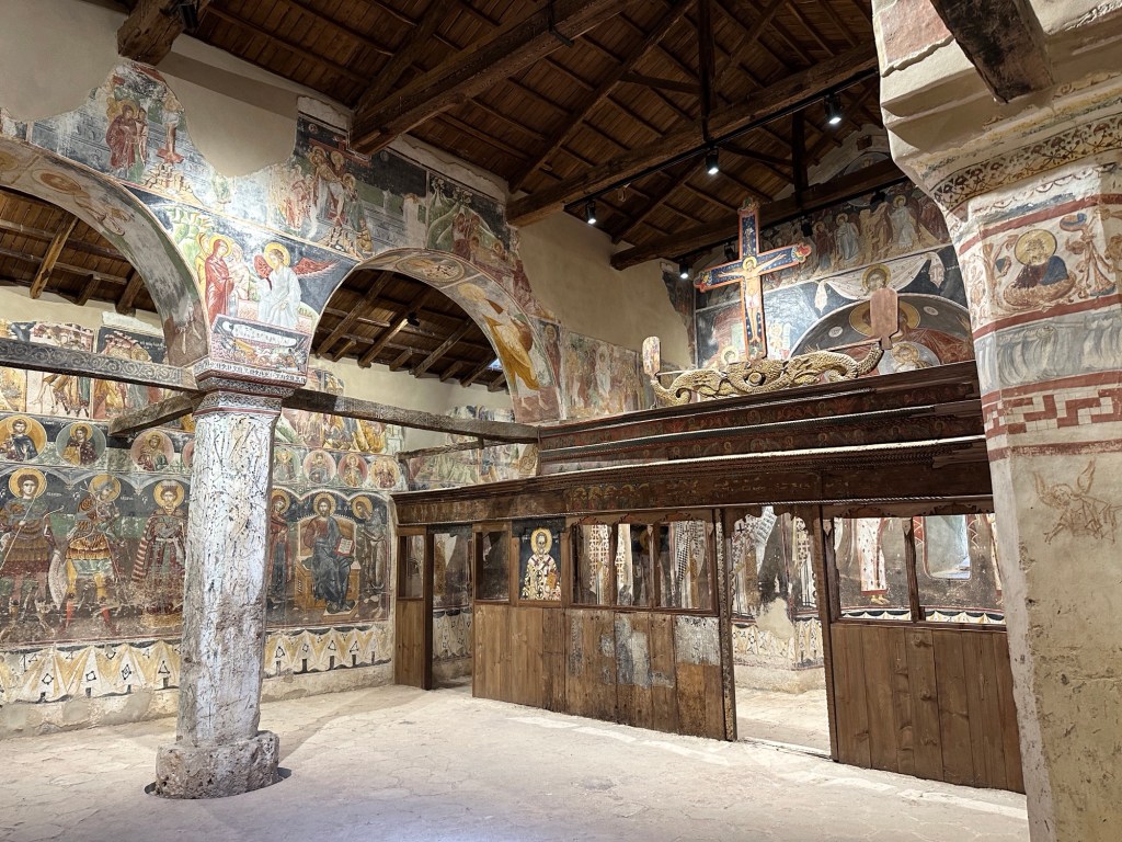 Beschilderde muren en zuilen binnen in de kapel van Agios Demetrios