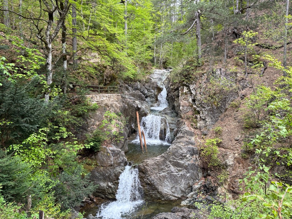 Boulouvar waterval tussen rotsen en bomen