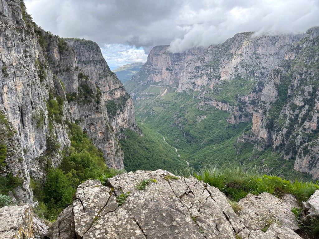 Oxya, Vikos-kloof: ravijn met dreigende wolken