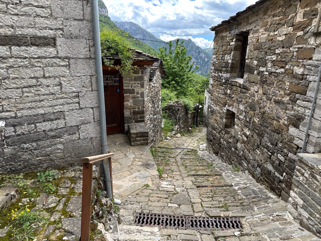 Smal steegje met uitzicht op bergen in Papigko, Vikos, Centraal Griekenland