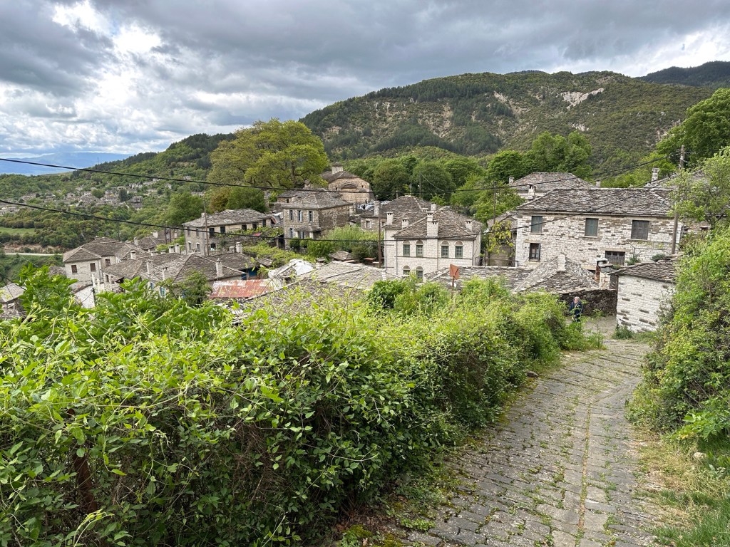Papigko: dorpje tegen de rotswand