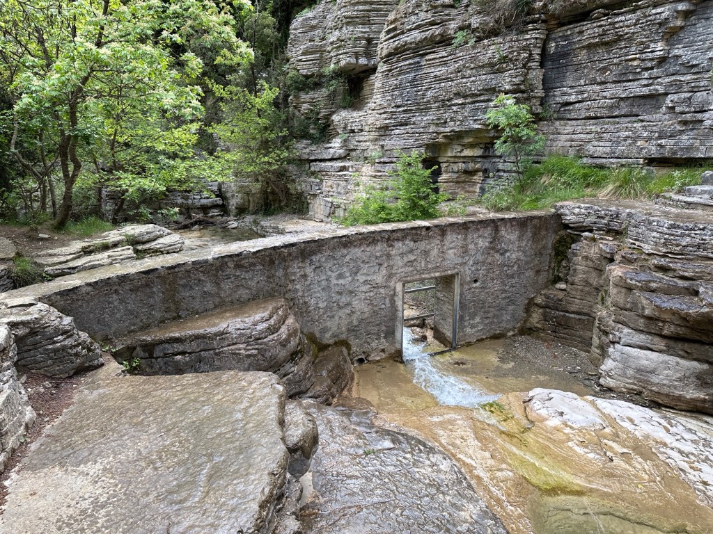 Papigko Rock Pools: dammetje op riviertje met gladde rotsen