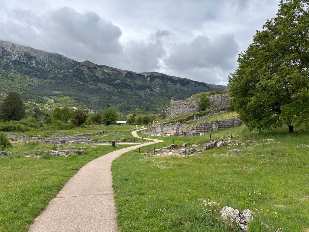Pad doorheen groene vallei met ruïne van Dodoni, Centraal Griekenland