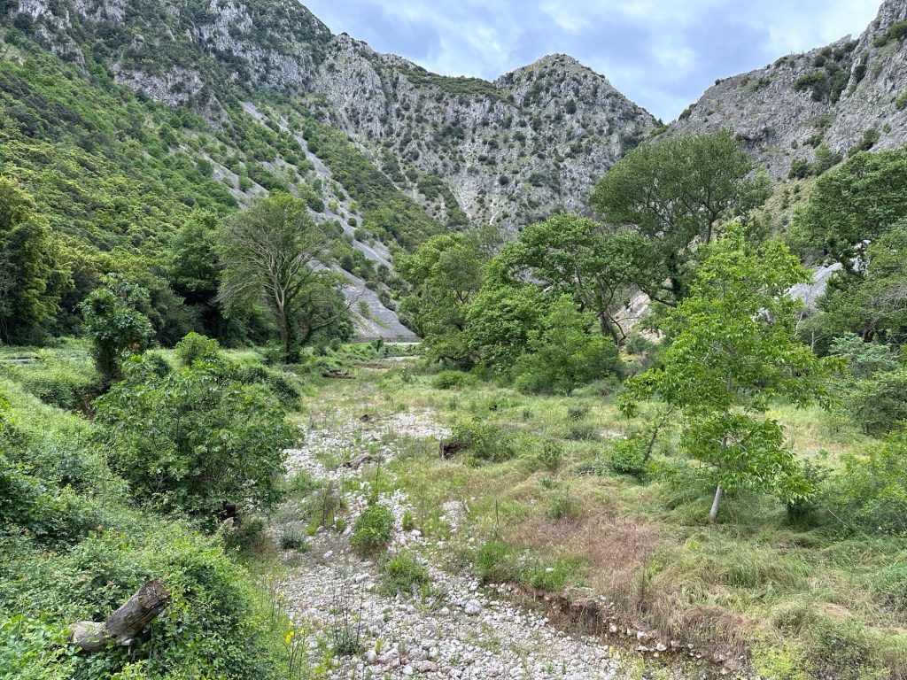 Louros-vallei, Centraal Griekenland: groen kloof met grijze rotsen
