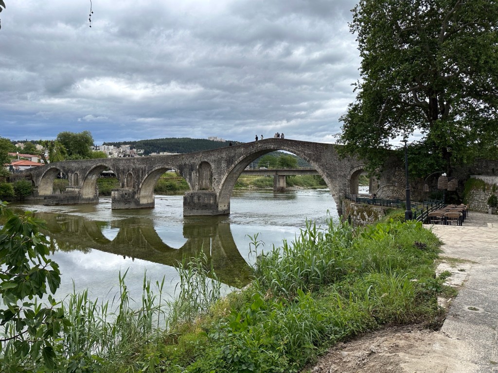 Oude Arla brug met weerspiegeling in het water