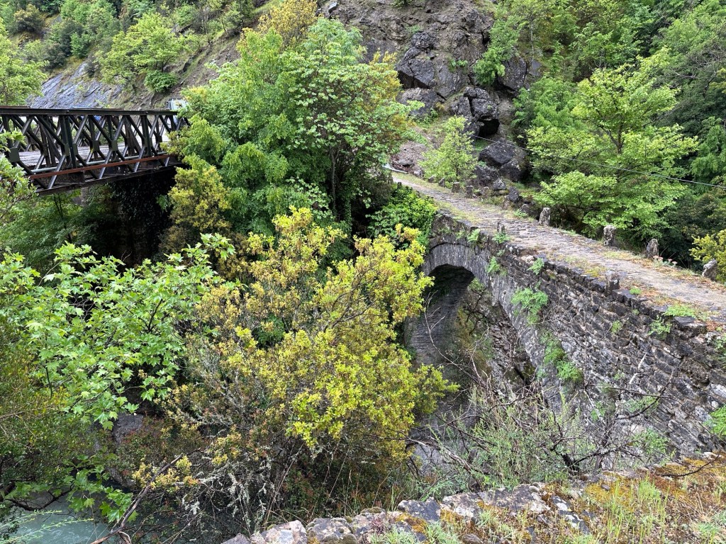 Oud stenen brugje over riviertje in Kipinas, Centraal Griekenland