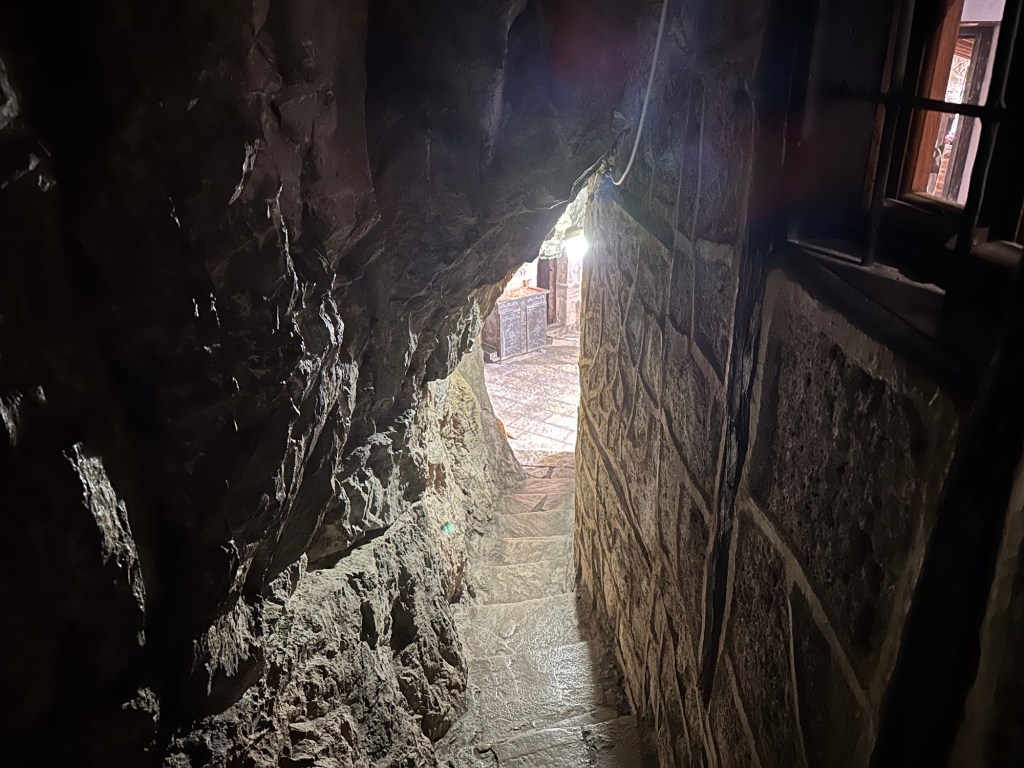 Binnenkant van Kipinas-klooster: muur tegen rotswand