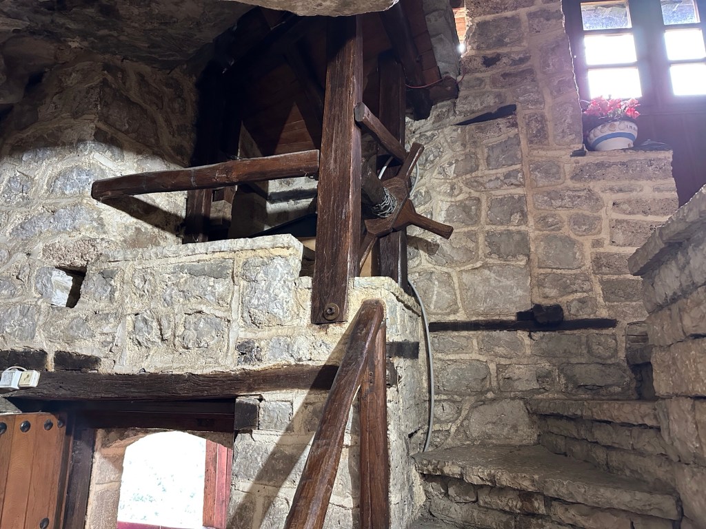 Ophaalmechanisme van brugje naar Kipinas-klooster