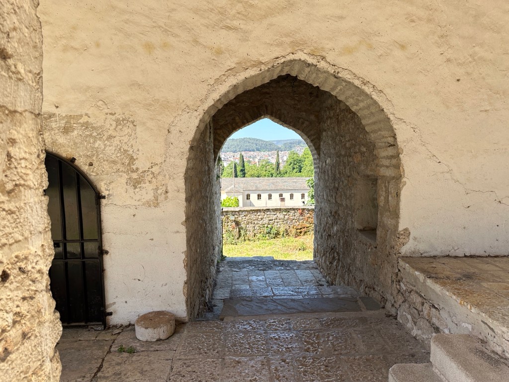 Boogvormige doorgang met landschap in Ali Pasha moskee van Ioannina, Centraal Griekenland