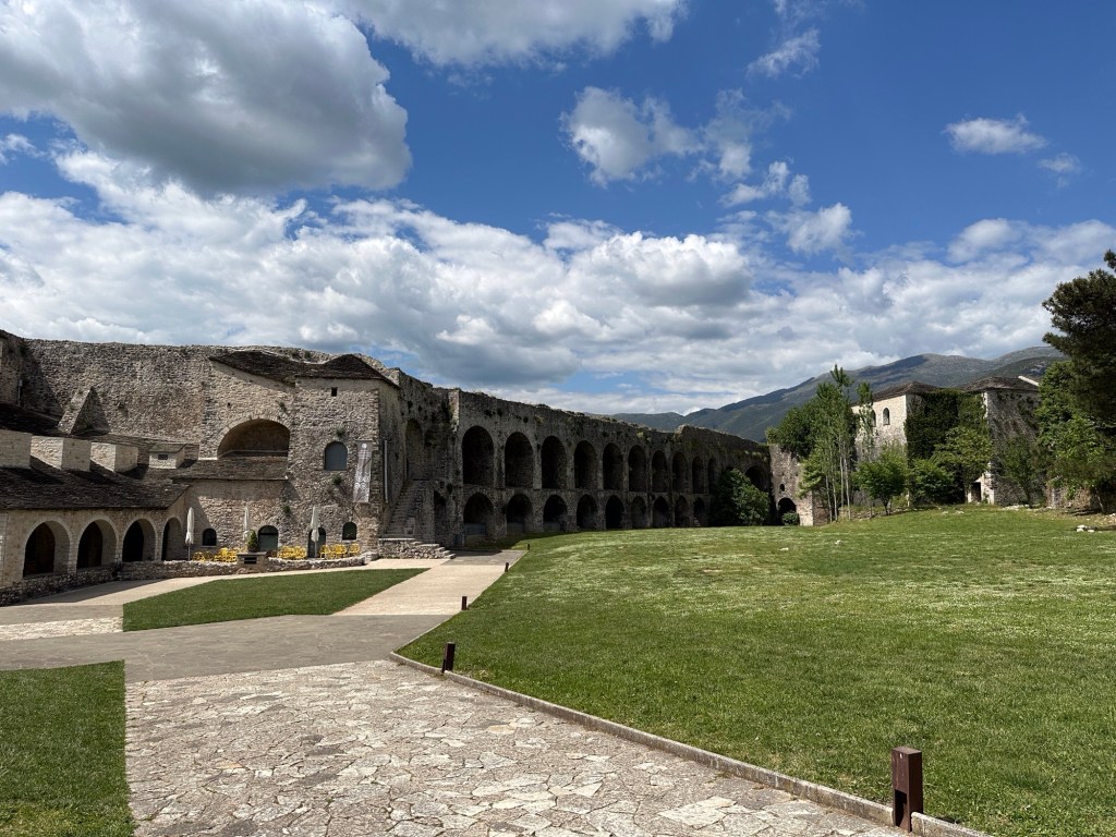 Grasveld met oude gebouwen in Ioannina, Centraal Griekenland