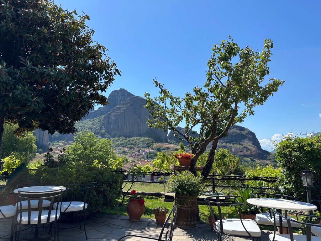 Caféterras met bomen en bergen in achtergrond in Meteora, Centraal Griekenland
