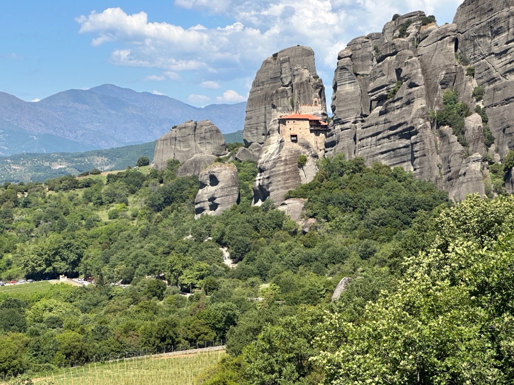 Verticale rotsen, oprijzend uit het groen in Meteora, Centraal Griekenland