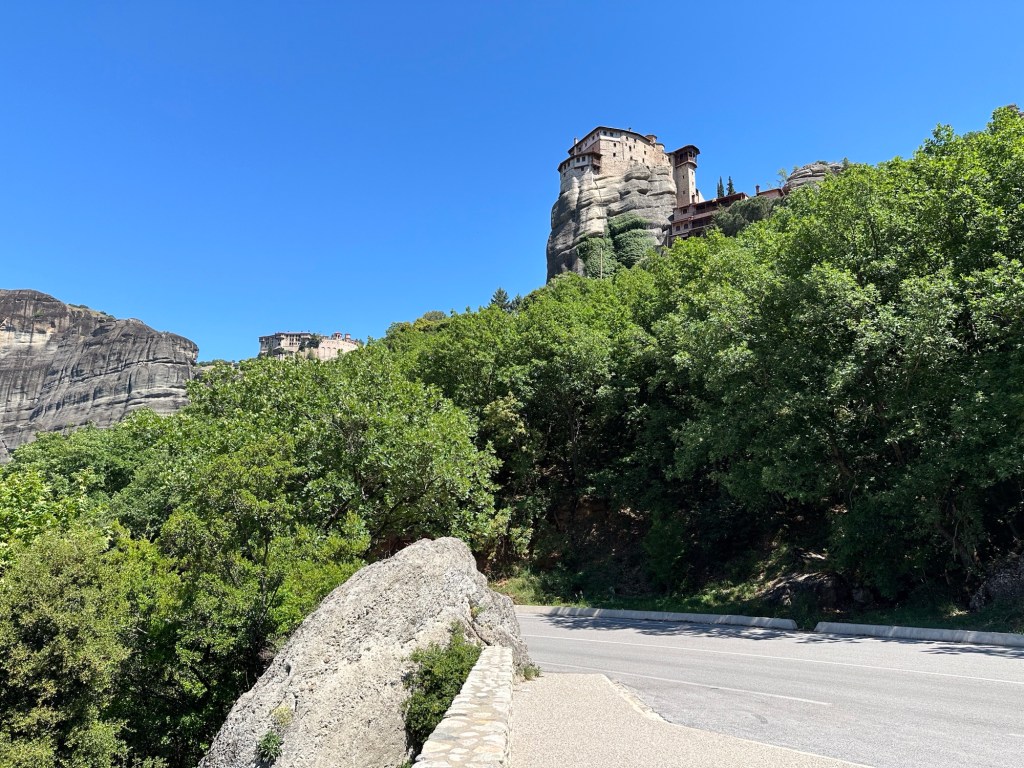 Steike rots met klooster bovenop in Meteora, Centraal Griekenland