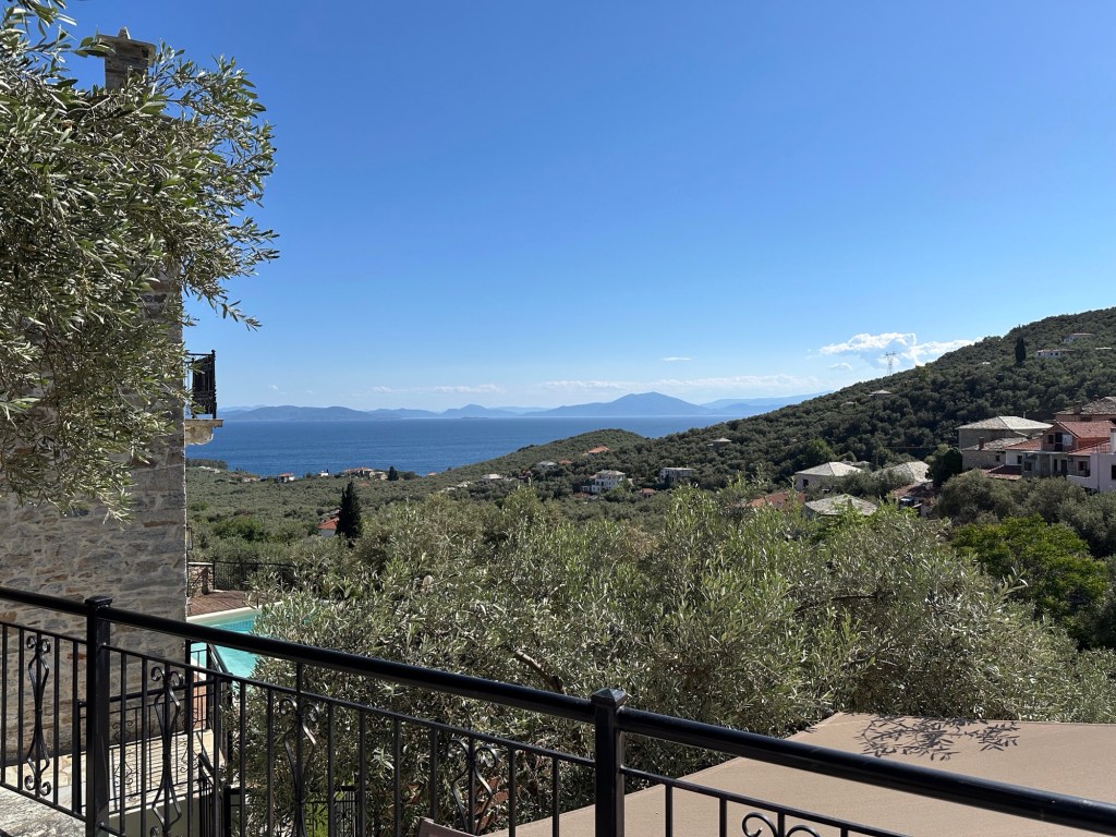 Olijfbomen en berghellingen in Ano Gatzea, Centraal Griekenland