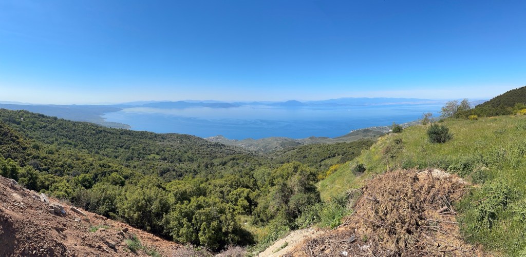 Bruine rotsen, groene hellingen, blauwe zee in Pelion, Centraal Griekenland