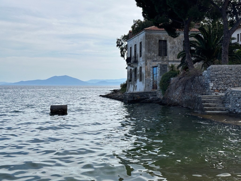 Oud huis met trappen aan de rand van de zee in Kato Gatzea, Pelion, Centraal Griekenland