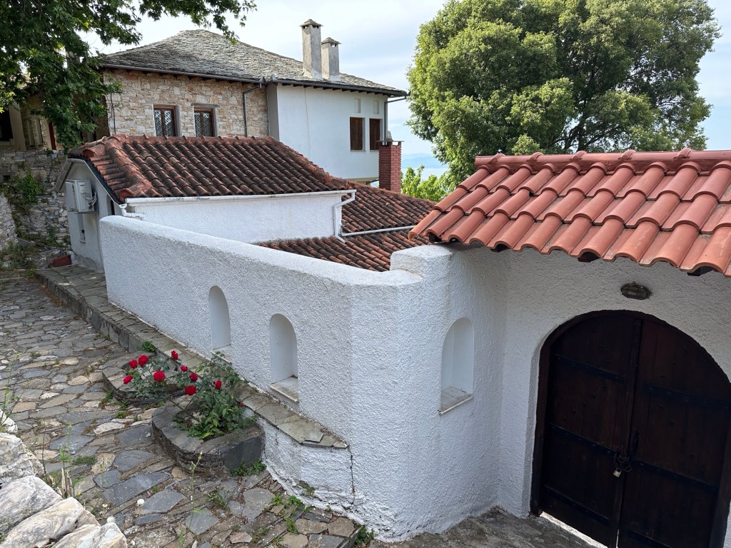 Smal straatje met witte muren in Milies, Pelion, Centraal Griekenland