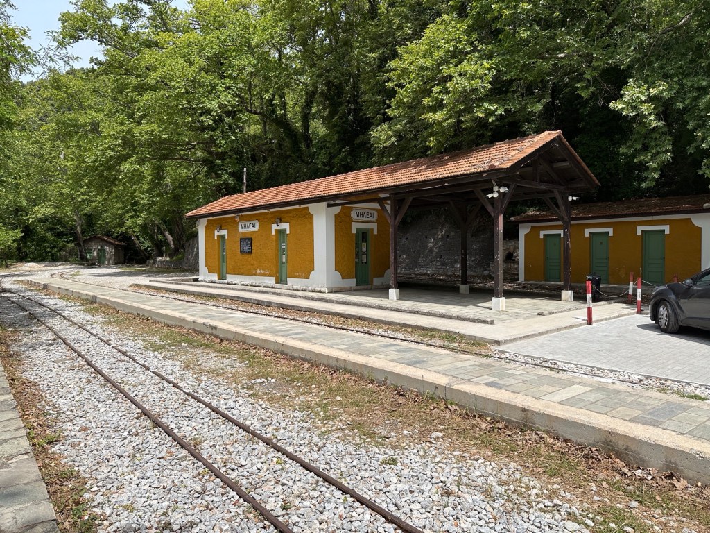 Milies: spoorlijn voor okergeel station