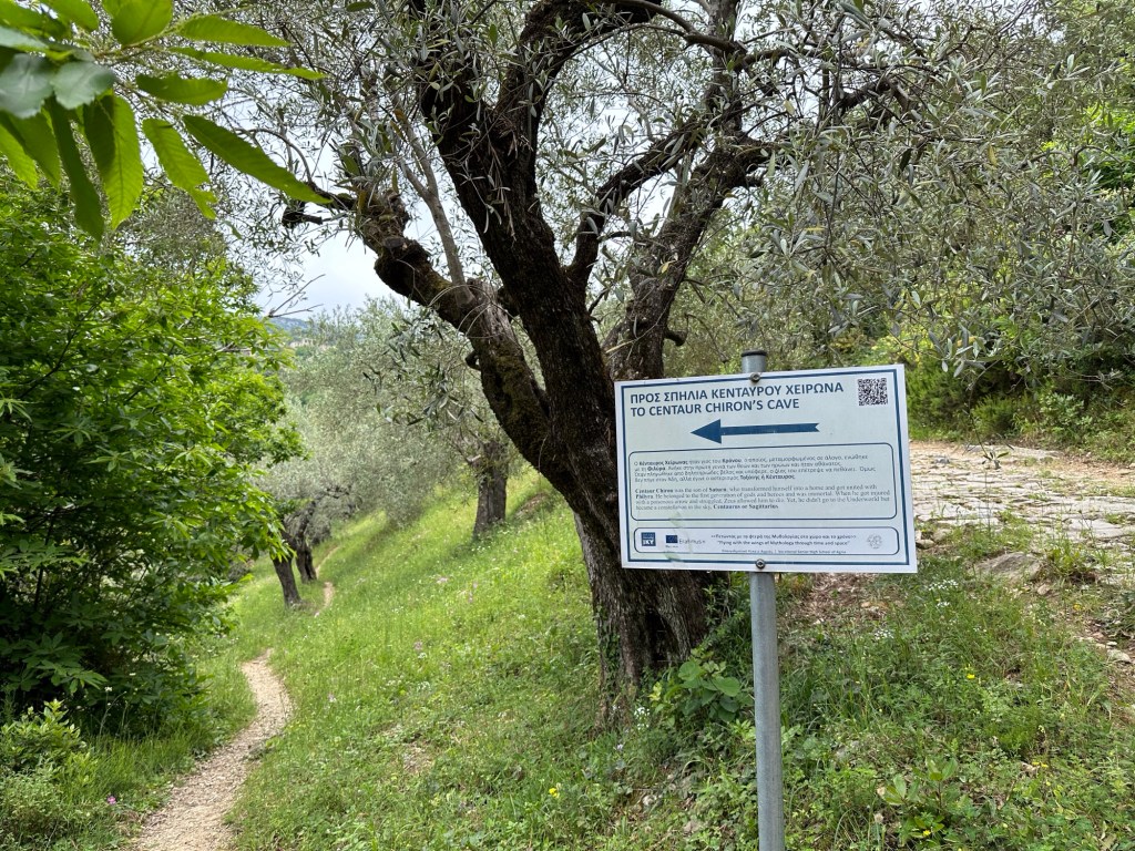Wegwijzer met blauwe letters naar de Grot van Chiron, Milies