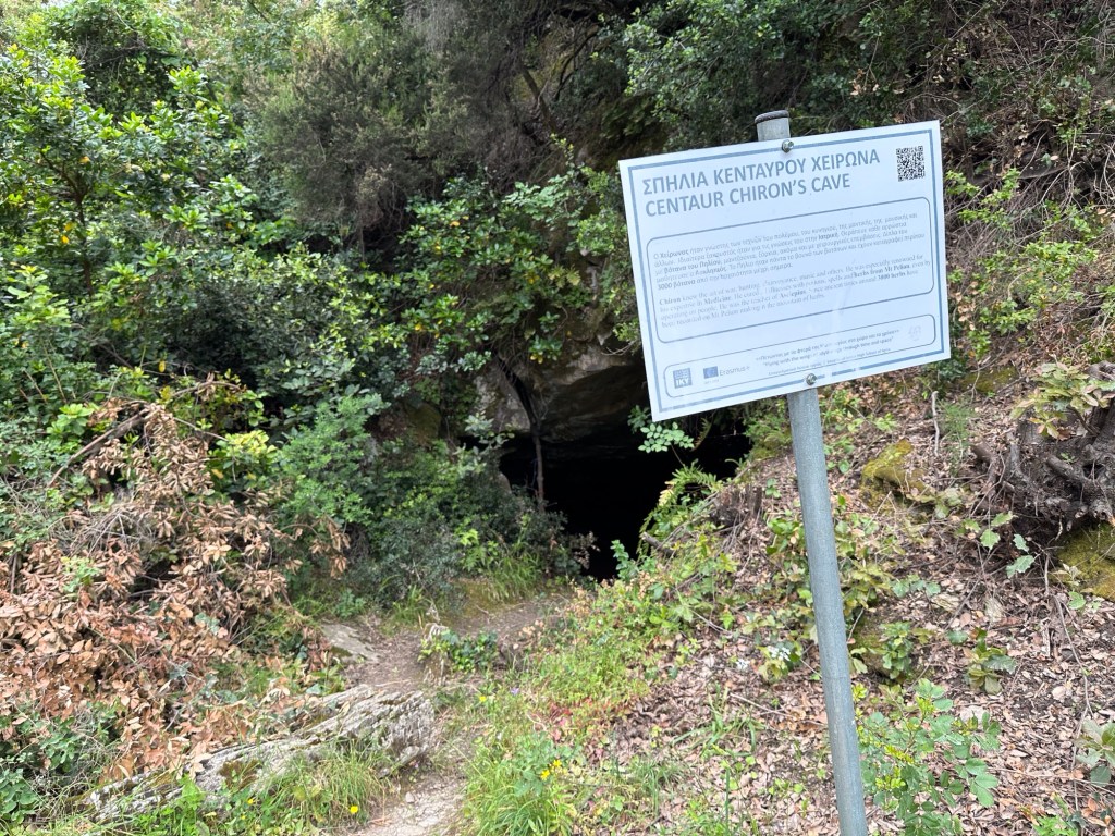 Grot van Chiron, Milies: ingangsbord voor zwart gat in beboste berghelling