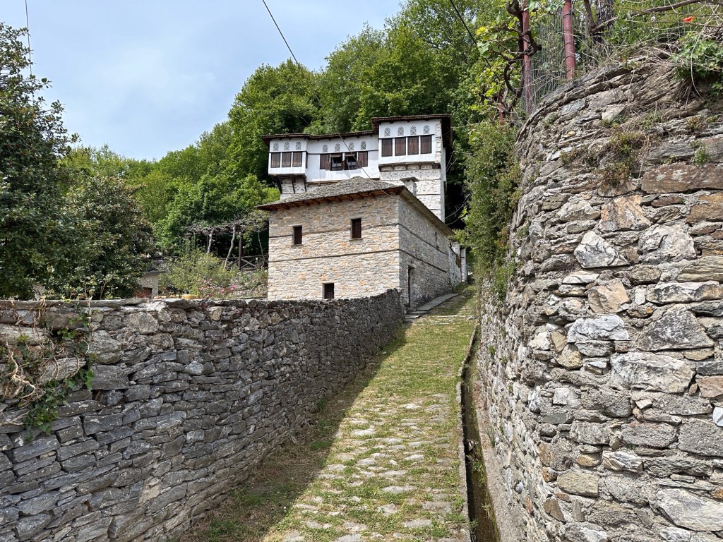 Vizitsa: smal kasseiwegje naar huis met witte bovenverdiepingen