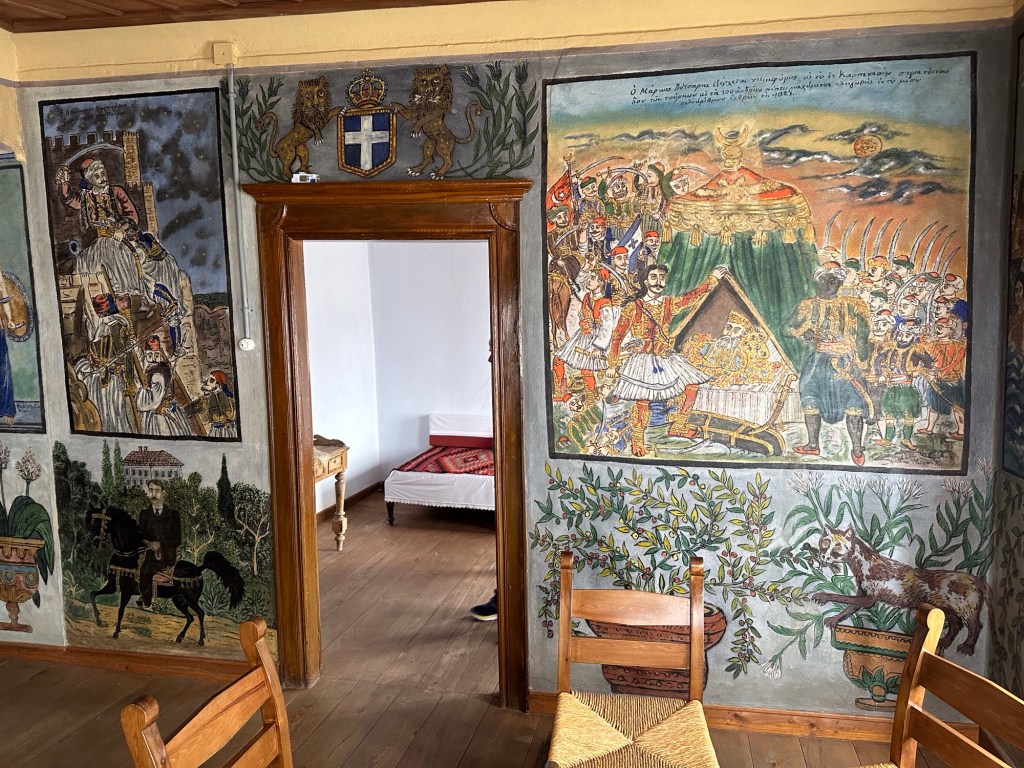 Binnenkant van het Kontos huis, Anakásia, Centraal Griekenland: druk beschilderde muren. 