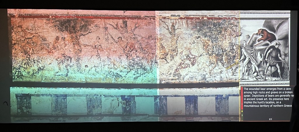 Reconstructie van een beschilderde muur uit een grafkamer in Thessaloniki Archeological Museum, Centraal Griekenland