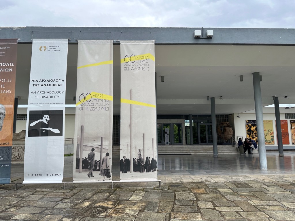 Ingang van Thessaloniki Archeological Museum met links drie lange smalle affiches.