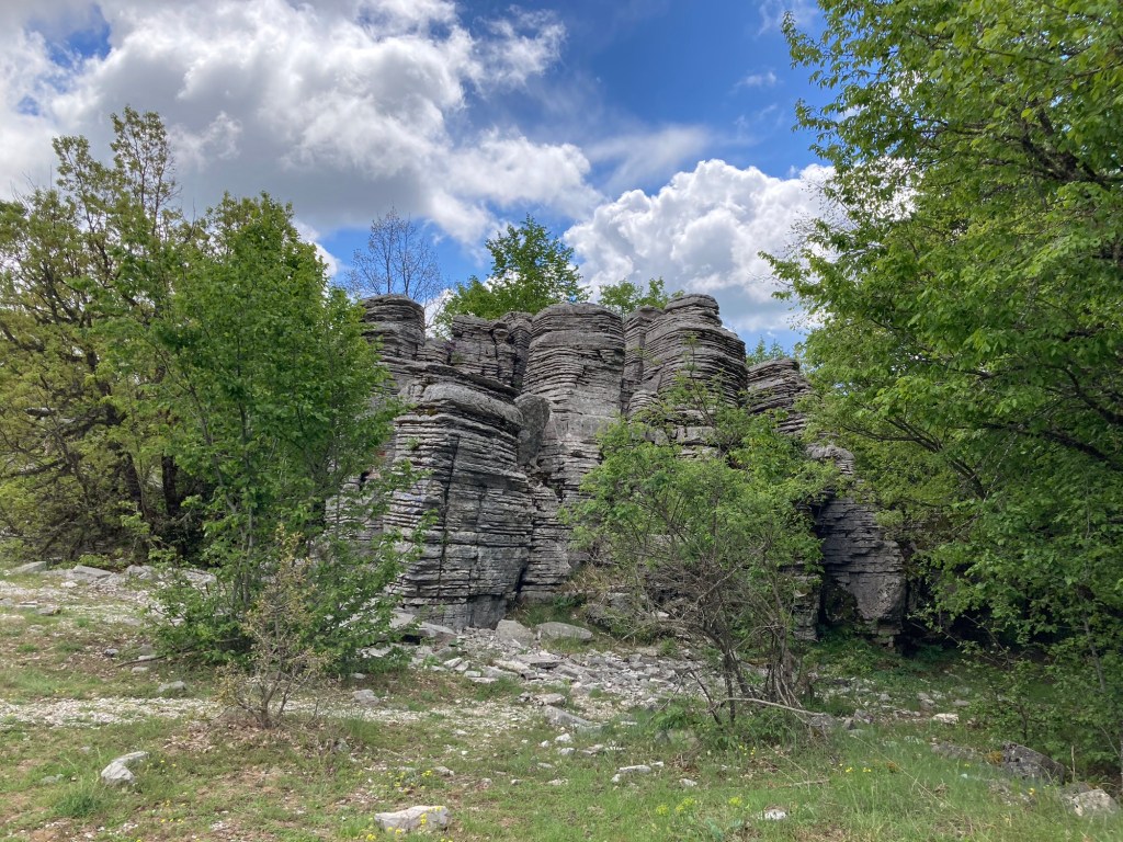 Vikos, Stone Forest, Centraal Griekenland: als pannenkoeken op elkaar gestapelde rotsen
