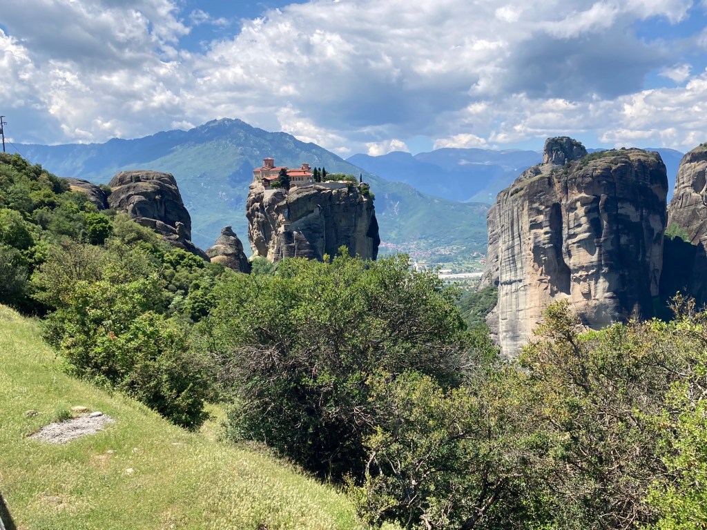 Twee grote rotsen met klooster op één ervan in Meteora, Centraal Griekenland