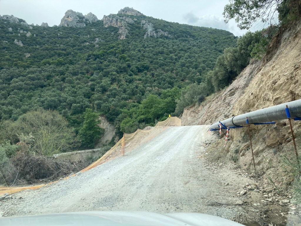 Bochtige grindweg in groene bergen in Drakea, Pelion, Centraal Griekenland