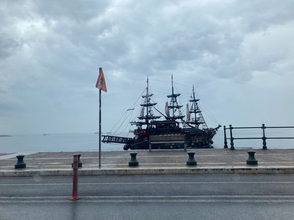 Grote driemaster piratenboot in Thessaloniki, Centraal Griekenland