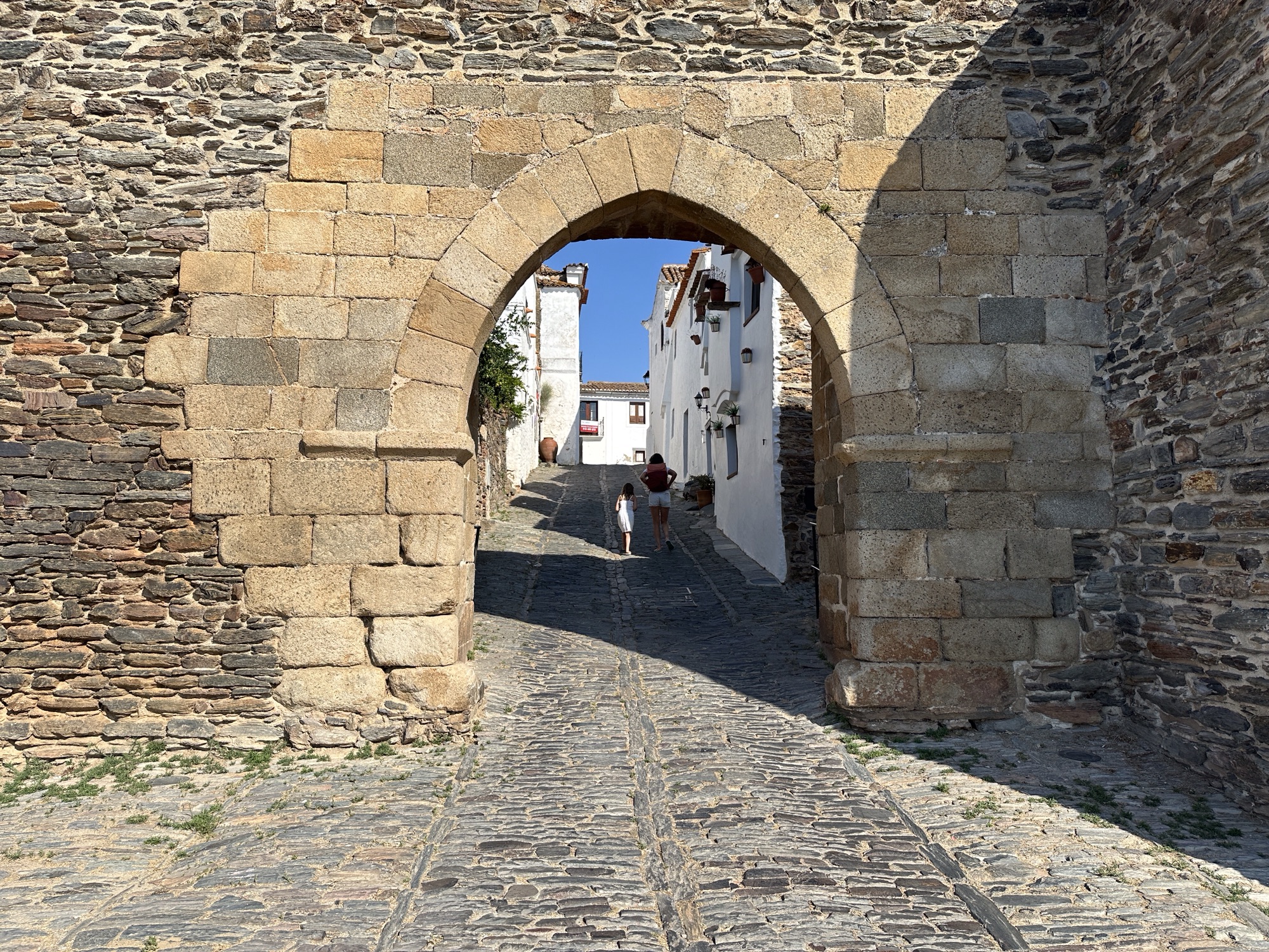 Toegangspoort in de muur van Monsaraz met zicht op smal straatje