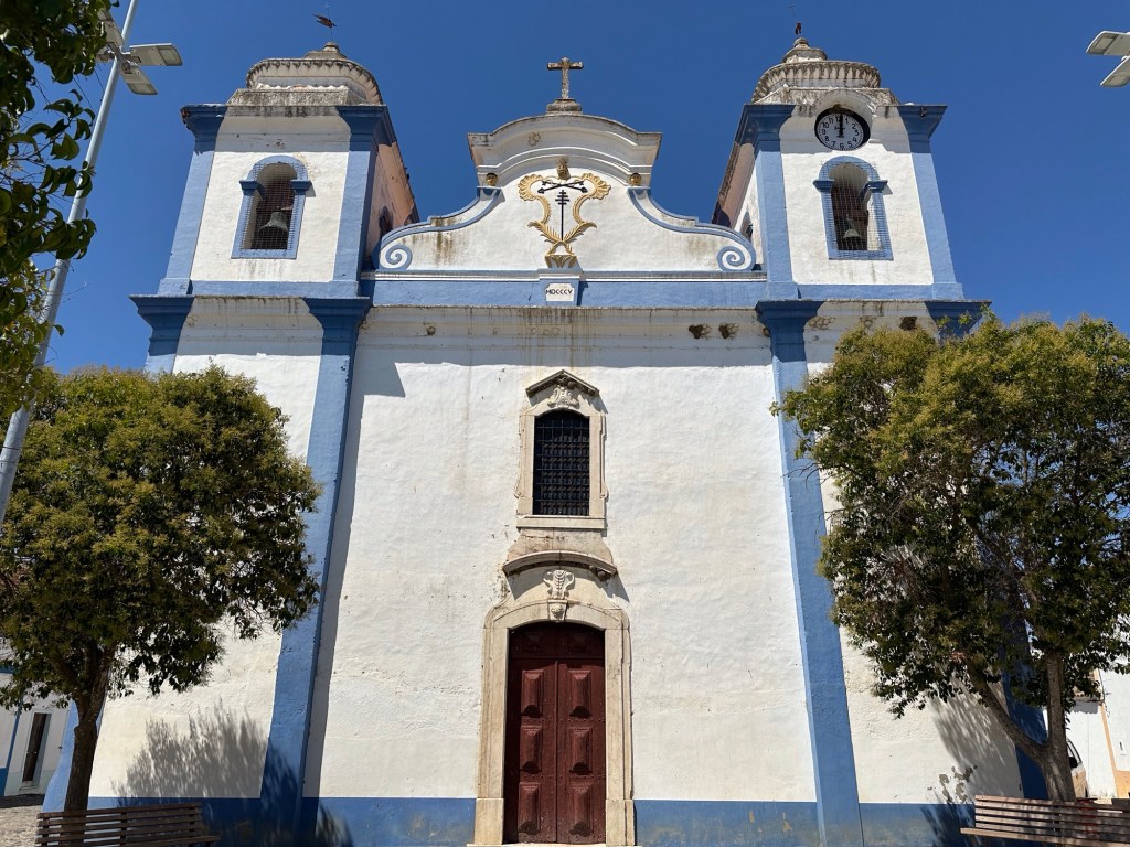 Witte kerk met blauwe randen in São Pedro do Corval, Alentejo