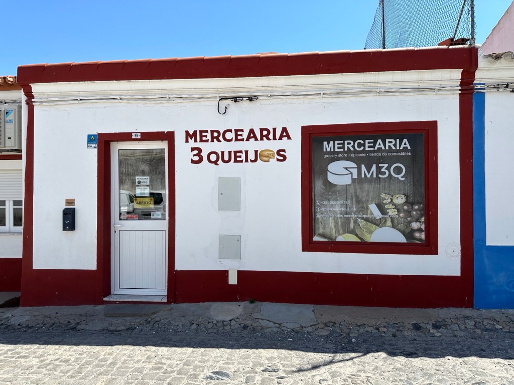 Kruidenierswinkel, wit, in São Pedro do Corval, Alentejo