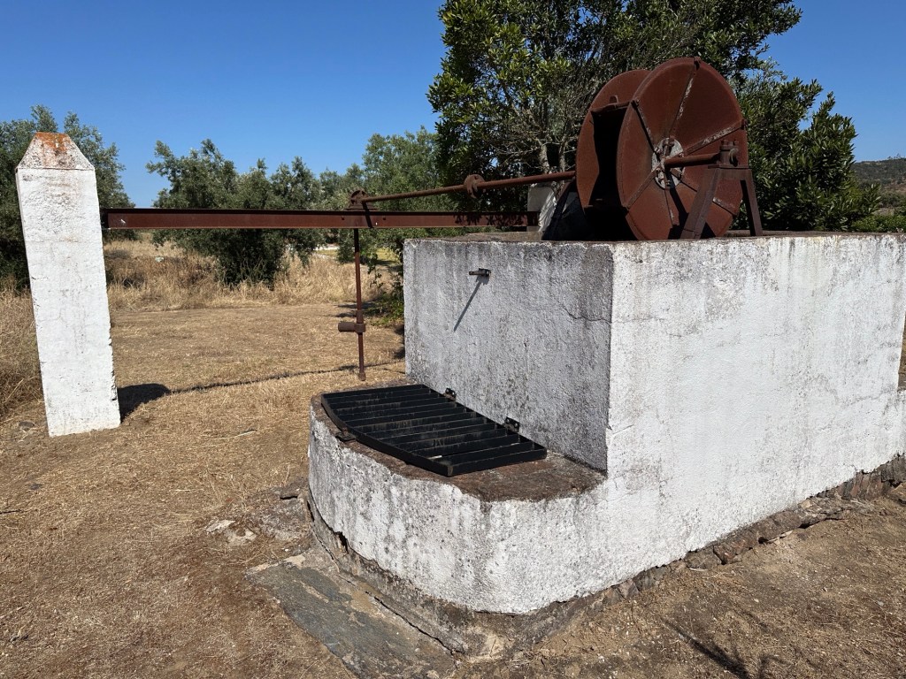 Monte de Santa Maria, Monsaraz, Alentejo: oude wit-geverfde waterput met verroeste tandwielen