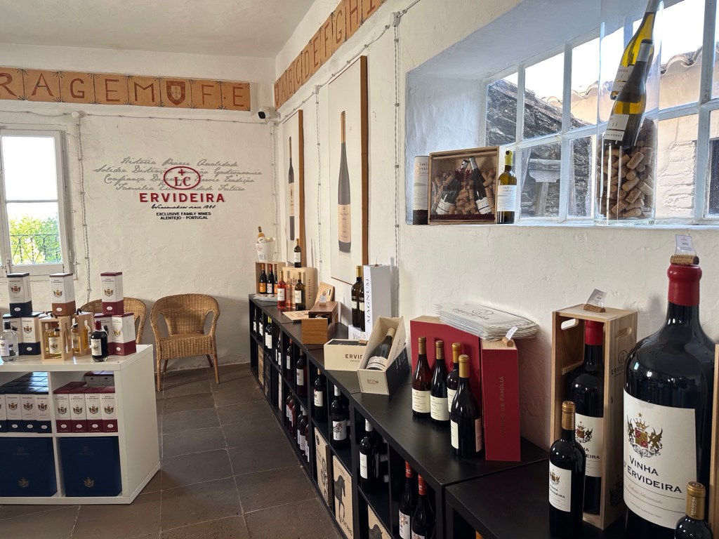 Wijnrekken in de Ervideira wijnwinkel in Monsaraz, Alentejo