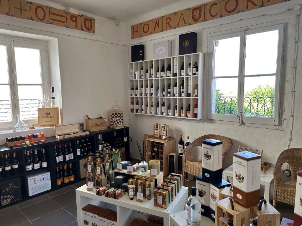 Tafels met wijnflessen in wijnwinkel Ervideira, Monsaraz, Alentejo