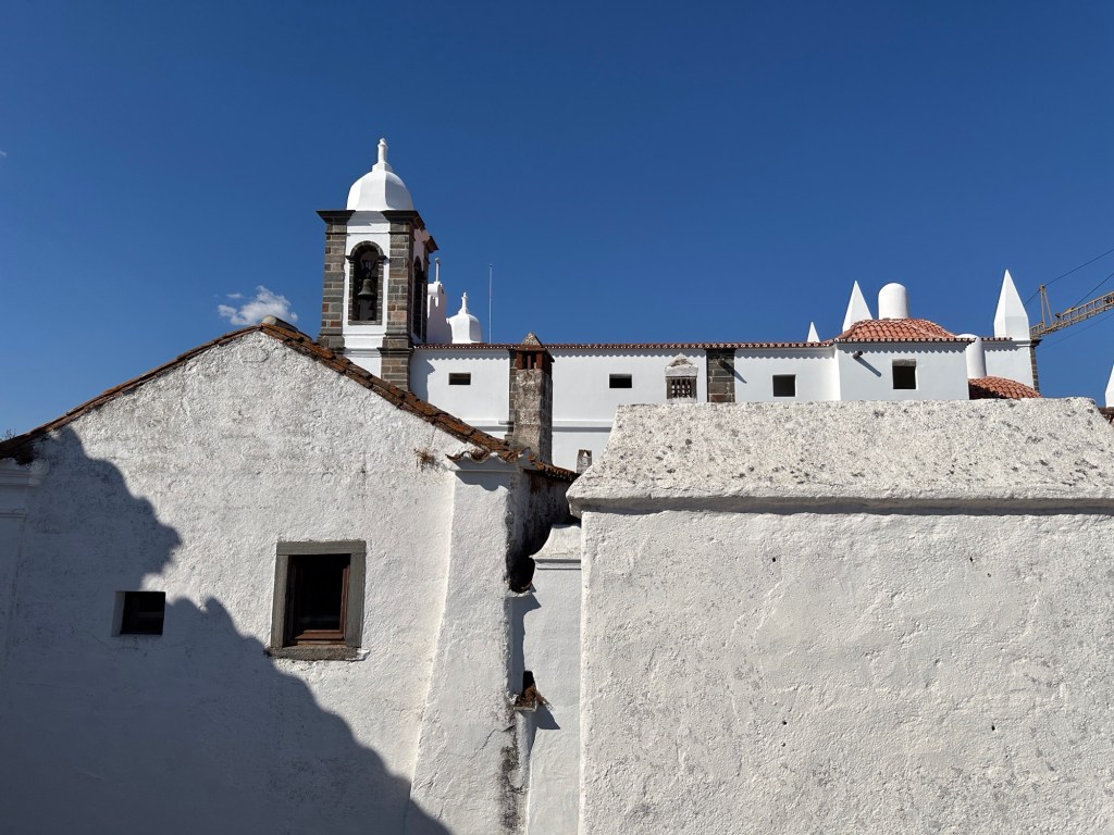 Zicht op de witte kerk van Monsaraz vanop het dakterras van Ervideira,