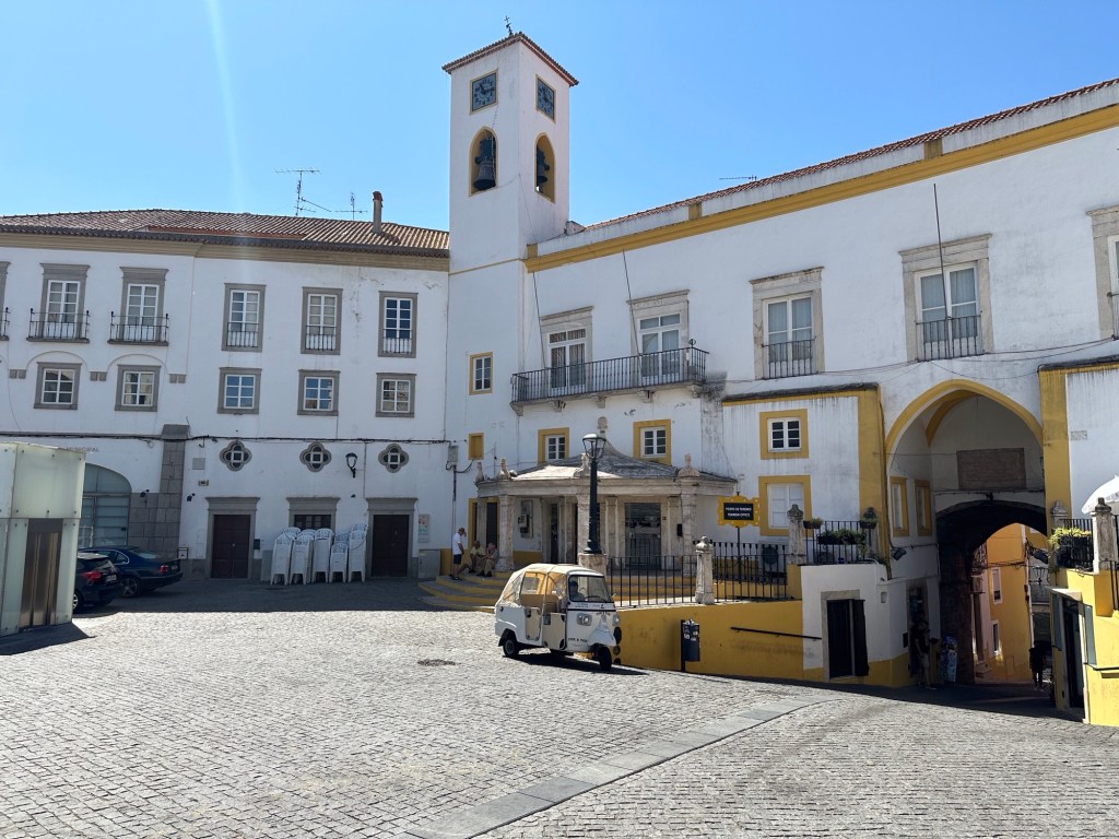 Witte gebouwen met gele randen in Elvas