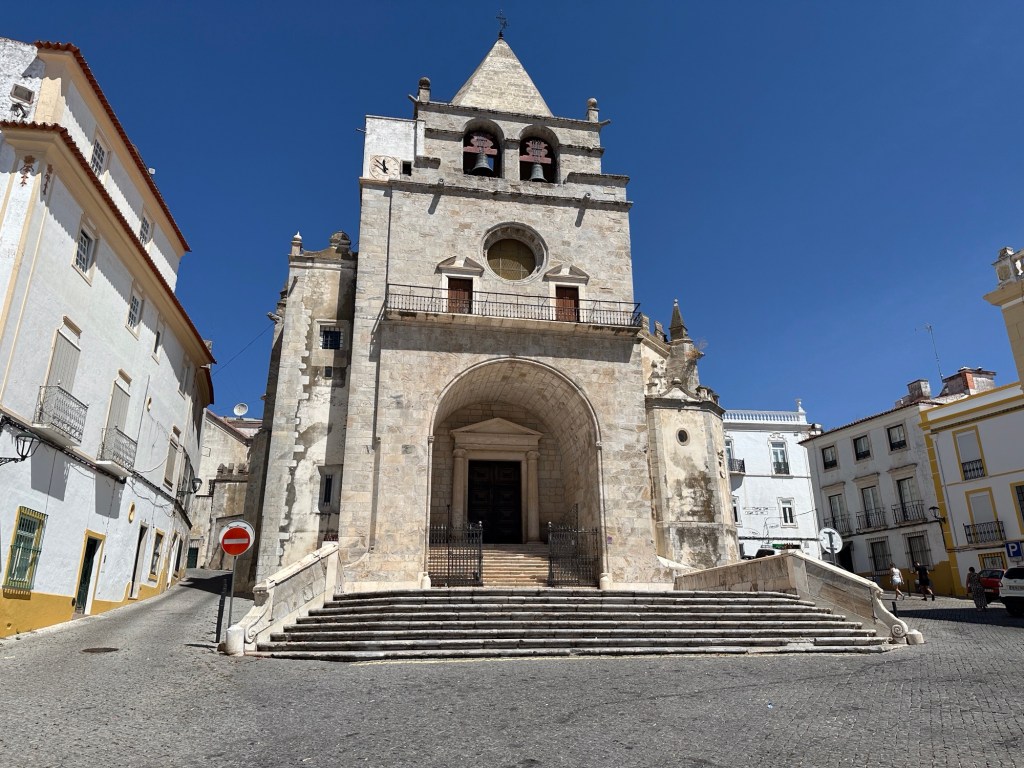 Kerk in grijze steen op plein in Elvas