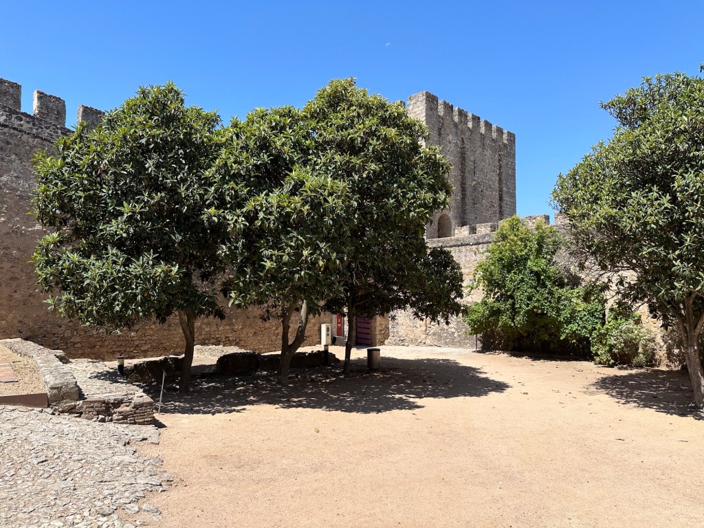 Twee bomen voor de muren en toren van de burcht van Elvas, Alentejo