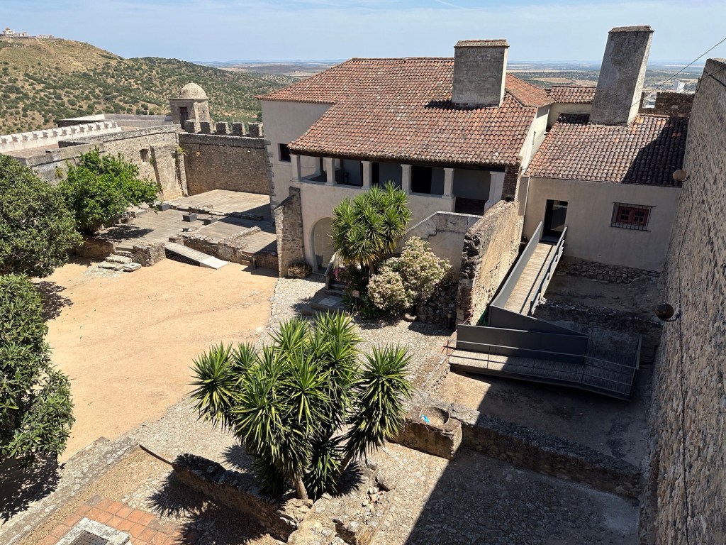 Binnenplaats van het kasteel van Elvas, Alentejo met gebouwen met rode pannen
