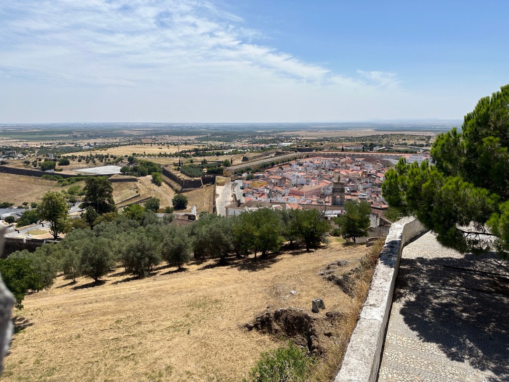 Elvas, Alentejo: oude ommuurde stadsdeel van boven af gezien
