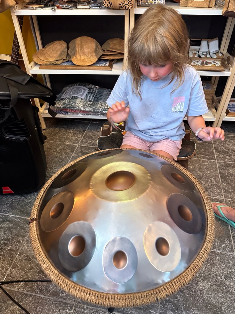 Pedras Do Castelo, Alentejo: kindje probeert handpan te spelen.