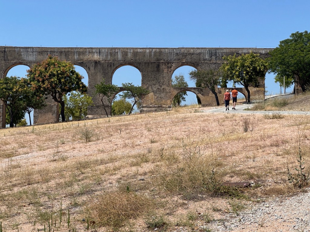 Aquaduct van Elvas, Alentejo: close up van een viertal bogen