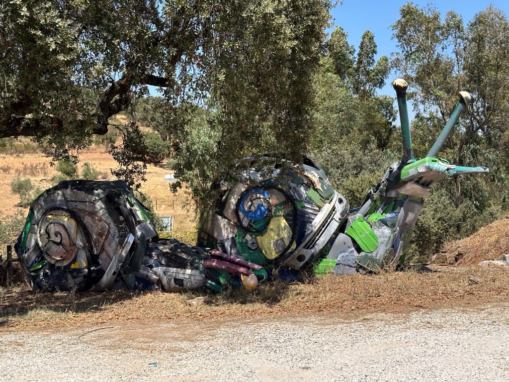 Alandroal: grote slakken gemaakt van veelkleurig blik