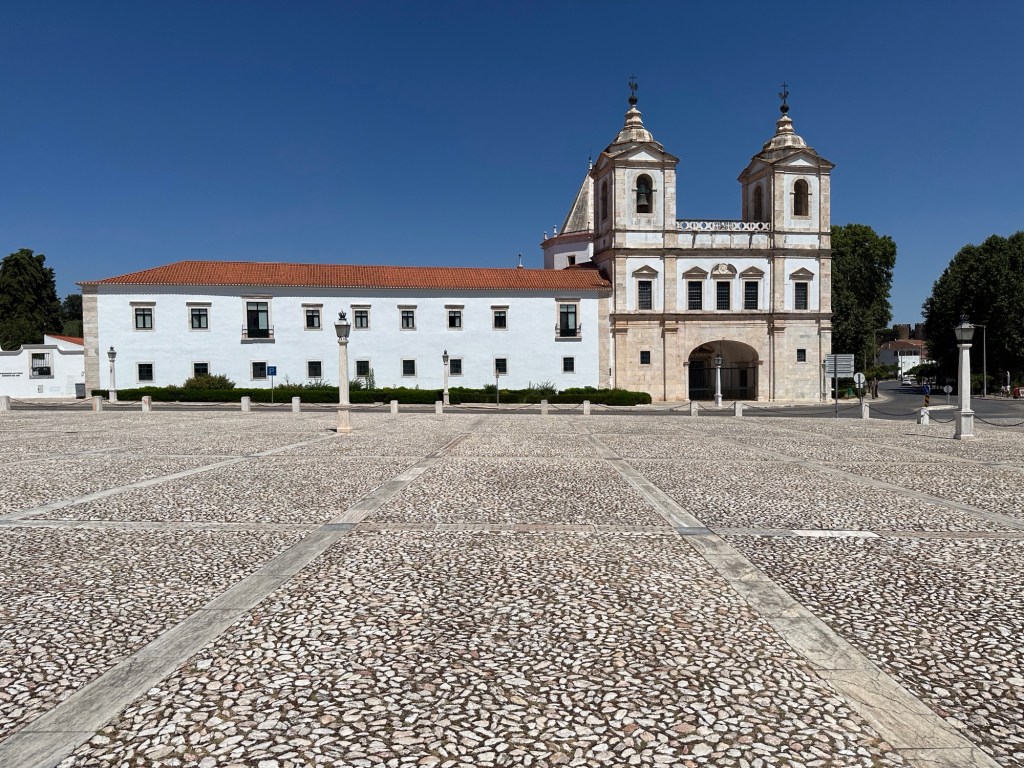 Terreiro do Paço, Vila Viçosa: lang wit gebouw met rood dak links en aanpalen rechts gebouw met twee torens